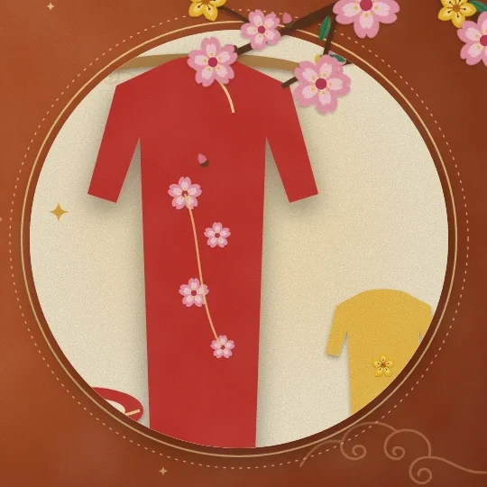 Áo dài đỏ thêu hoa đào treo trên móc, bên cạnh áo vàng của trẻ em