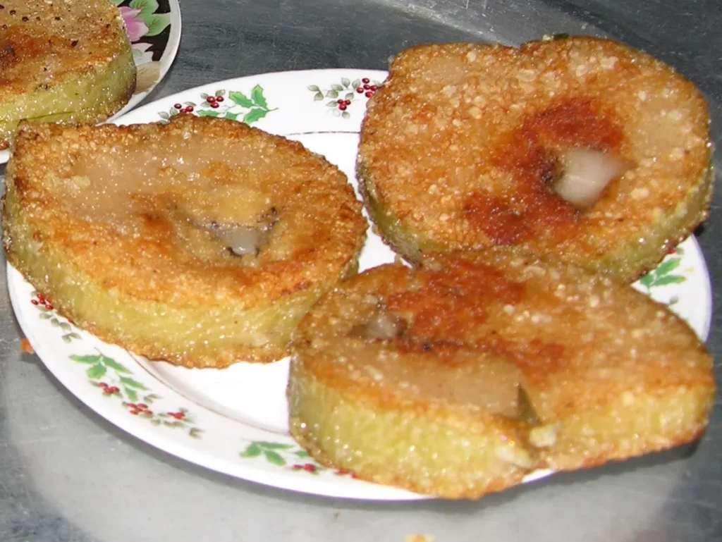 Những khoanh bánh tét rán vàng giòn mặt ngoài, xếp trên đĩa sứ