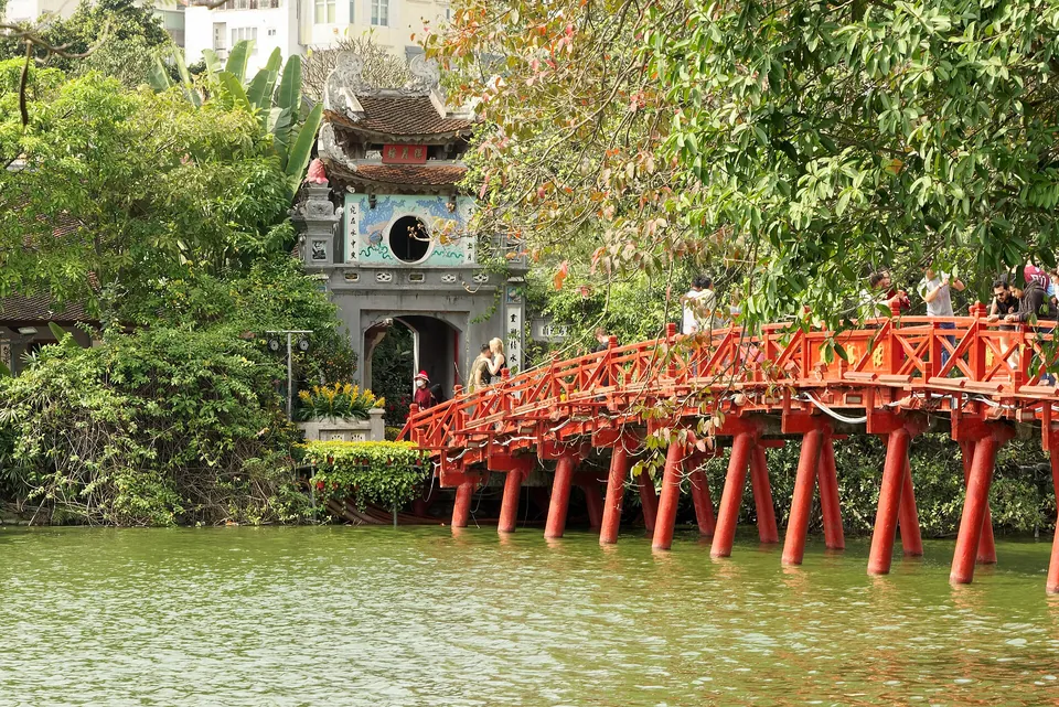 Cầu Thê Húc sơn đỏ bắc qua mặt hồ Hoàn Kiếm dẫn vào đền Ngọc Sơn