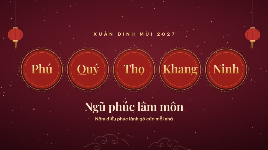Hình nền máy tính Tết 2027 nền đỏ rượu với năm huy hiệu tròn đỏ viền vàng mang chữ Phú, Quý, Thọ, Khang, Ninh và dòng chữ Ngũ phúc lâm môn